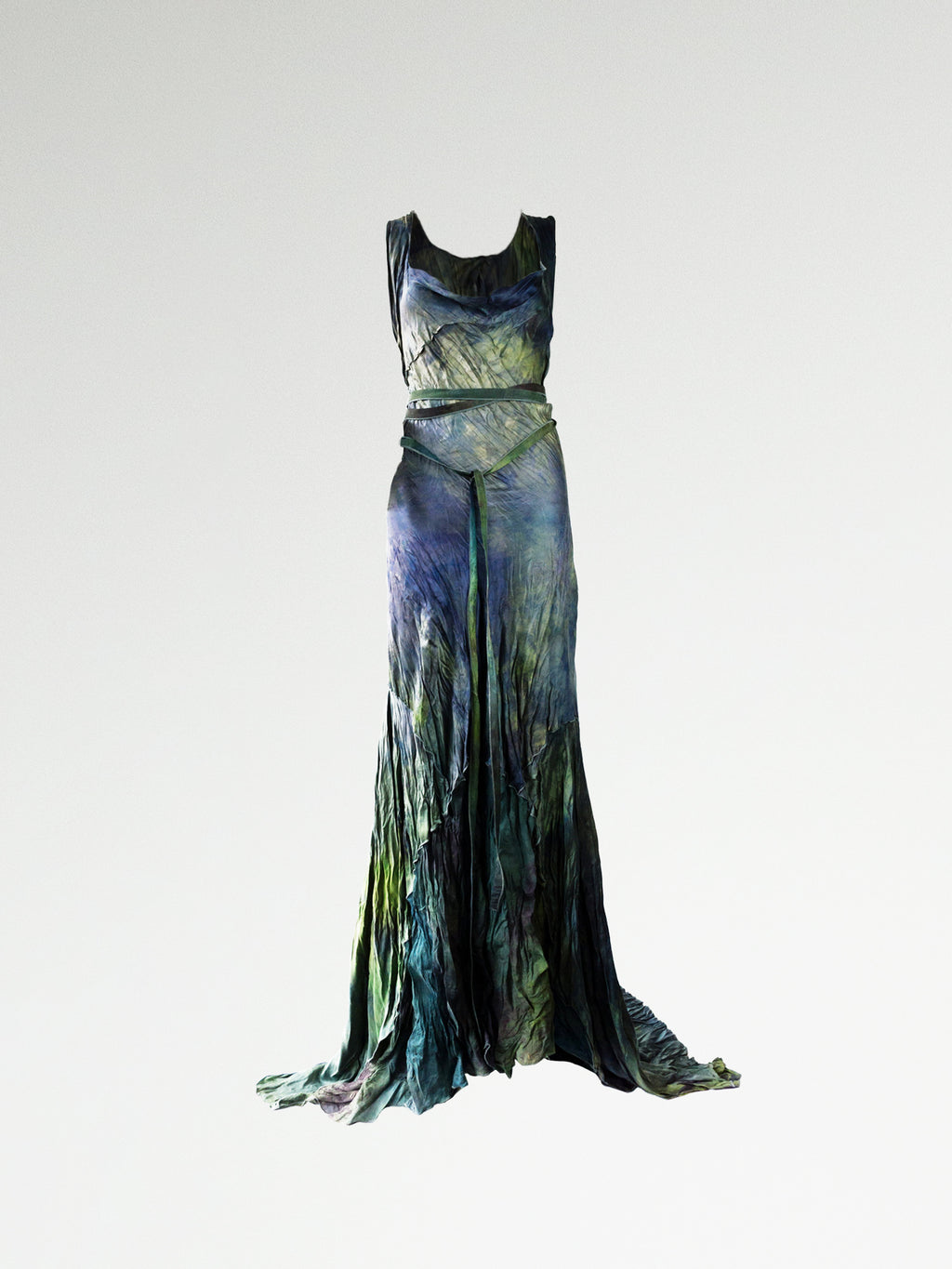 El vestido Measha: Vestido de satén de seda al bies